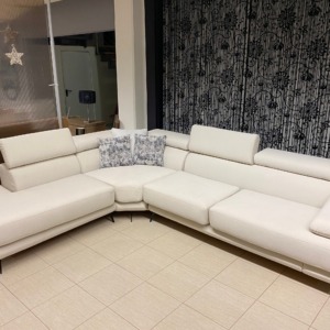 ΓΩΝΙΑ SAGA κορυφαίας επιλογής, ελληνικής κατασκευής σε μοντέρνα γραμμή που συνδυάζει άνεση ,ποιότητα υλικών και αισθητική. Ο εργονομικός  της σχεδιασμός επιτρέπει στις πλάτες να ανυψώνονται για τέλεια στήριξη της πλάτης και του αυχένα(!)  ενώ ψηλό μαξιλάρει καθίσματος υπογραμμίζει την  πρακτικότητα και το design και την υψηλή αντοχή του μοντέλου! H ΓΩΝΙΑ ALBERT διαμορφώνει την προσωπικότητα του καθιστικού δίνοντας τόνο πολυτέλειας/status στο χώρο σας ! Βγαίνει και σε τριθέσιο διθέσιο καναπέ σε ποικιλία υφασμάτων και χρωμάτων και σε ειδικές διαστάσεις! Η τιμή περιλαμβάνει: Γωνία τριών τεμαχίων, τρία μαξιλάρια μέσης και ένα διακοσμητικό. Στην τιμή περιλαμβάνεται ΦΠΑ 24% Ανακαλύψτε όλη την συλλογή από τους κορυφαίους μας καναπέδες πατώντας εδώ.                                              Μερικά λόγια για το κατάστημα μας Στην εταιρεία μας που δραστηριοποιείται στον χώρο του επίπλου από το 1961, θα βρείτε έπιπλα που θα καλύψουν όλες τις ανάγκες για την επίπλωση του χώρου σας, από τον καναπέ του σαλονιού σας μέχρι και την κρεβατοκάμαρα. Σας περιμένουμε καθημερινά στον εκθεσιακό μας χώρο έκτασης: 3000τ.μ. που βρίσκεται στο 3ο χιλιόμετρο Κατερίνης – Ολυμπιακής Ακτής στην Πιερία, για να σας παρουσιάσουμε έπιπλα εσωτερικού χώρου στις καλύτερες τιμές τις αγοράς και σε κορυφαία ποιοτικά standards. Επίσης στο Έπιπλο Μπόζογλου σας περιμένει μια μεγάλη ποικιλία υφασμάτων για την ανανέωση του σαλονιού σας στην βιοτεχνία μας. Η Μπόζογλου Α.Ε. προσφέρει 10ετή εγγύηση σε όλα τα προϊόντα και δωρεάν after sales service.