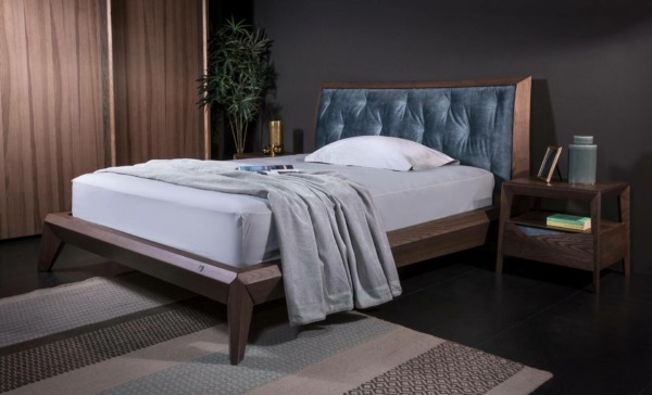 σετ ξύλινο κρεβάτι με κεφαλάρι με υφασμάτινο μαξιλάρι και ξύλινο κομοδίνο με συρτάρι και ράφι