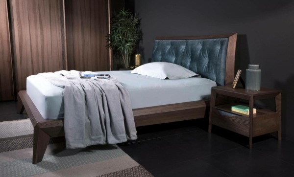 σετ ξύλινο κρεβάτι με κεφαλάρι με υφασμάτινο μαξιλάρι και ξύλινο κομοδίνο με συρτάρι και ράφι