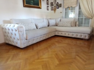 Λευκός πολυτελείς υφασμάτινος καναπές με ραφές καπιτονέ Έπιπλα Μπόζογλου