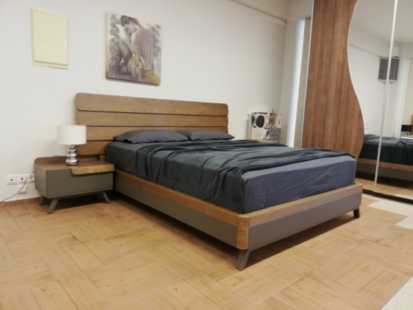 ξύλινο σετ κρεβατοκάμαρας κρεβάτι με ξύλινο κεφαλάρι και κομοδίνο με συρτάρι