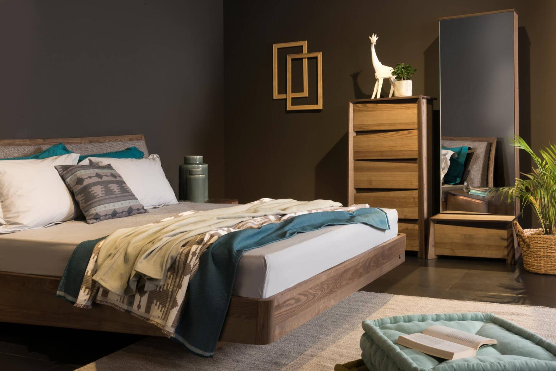 Υπνοδωμάτιο με ξύλινο σετ κρεβατοκάμαρας κρεβάτι συταριέρα κομοδίνο καθρέφτη και στρώμα