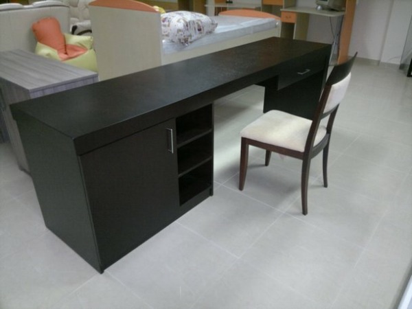 μαύρο ξύλινο γραφείο με ντουλάπ συρτάρι και ράφια και καρέκλα ξύλινα πόδια χωρίς χέρια