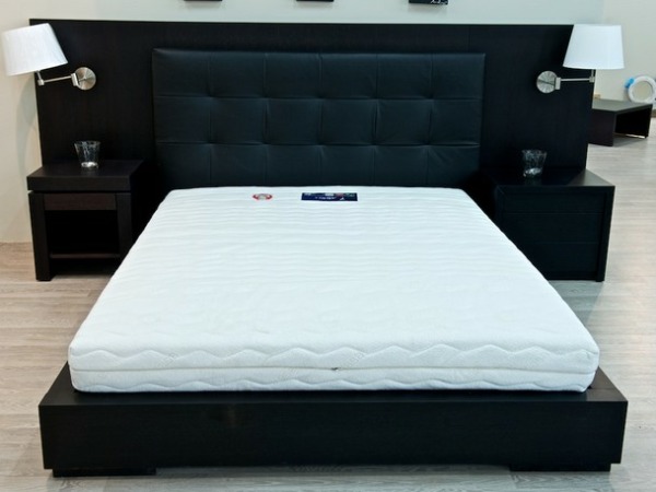 υπέρδιπλο κρεβάτι με μαύρη ξύλινη βάση και μαύρο δερμάτινο κεφαλάρι ασορτί μαύρα κομοδίνα