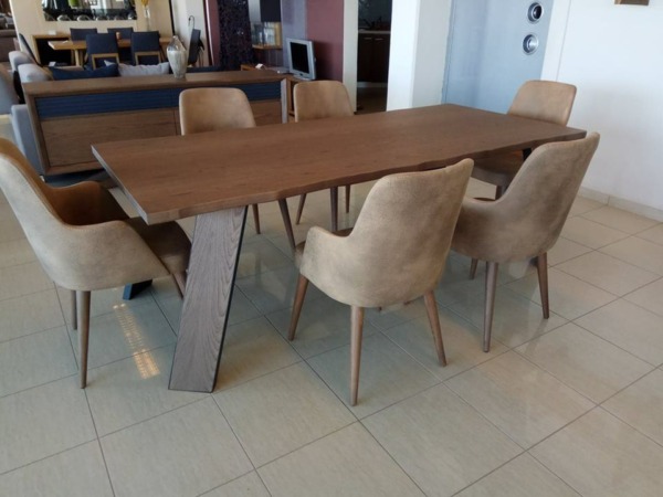 ξύλινο ορθογώνιο τραπέζι saga με βαμβακερές καρέκλες χωρίς χέρια και ξύλινα πόδια
