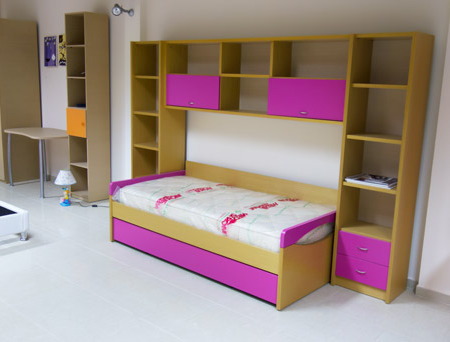 παιδικό εφηβικό δωμάτιο ξύλινο ροζ κρεβάτι και βιβλιοθήκη με ντουλάπια