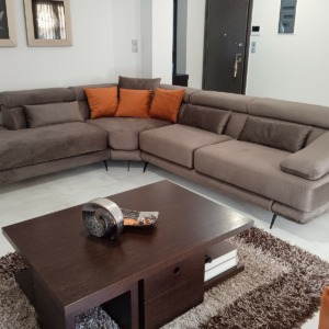 ΓΩΝΙΑ SAGA κορυφαίας επιλογής, ελληνικής κατασκευής που συνδυάζει άνεση ποιότητα υλικών και υψηλή αισθητική σε γκρι αδιάβροχο-αλέκιαστο ύφασμα. Ο Εργονομικός της σχεδιασμός , επιτρέπει στις πλάτες να ανυψώνονται για έξτρα ανάπαυση και στήριξη πλάτης και αυχένα! H ΓΩΝΙΑ SAGA διαμορφώνει την προσωπικότητα του καθιστικού δίνοντας τόνο πολυτέλειας/status στο χώρο σας ! Βγαίνει και σε τριθέσιο διθέσιο καναπέ σε ποικιλία χρωμάτων και σε ειδικές διαστάσεις! Η τιμή περιλαμβάνει: Γωνία με τρία μαξιλάρια μέσης και δύο μαξιλάρες πλάτης. Στην τιμή περιλαμβάνεται ΦΠΑ 24% Ανακαλύψτε όλη την συλλογή από τους κορυφαίους μας καναπέδες πατώντας εδώ.                                                                        Μερικά λόγια για το κατάστημα μας Στην εταιρεία μας που δραστηριοποιείται στον χώρο του επίπλου από το 1961, θα βρείτε έπιπλα που θα καλύψουν όλες τις ανάγκες για την επίπλωση του χώρου σας, από τον καναπέ του σαλονιού σας μέχρι και την κρεβατοκάμαρα. Σας περιμένουμε καθημερινά στον εκθεσιακό μας χώρο έκτασης: 3000τ.μ. που βρίσκεται στο 3ο χιλιόμετρο Κατερίνης – Ολυμπιακής Ακτής στην Πιερία, για να σας παρουσιάσουμε έπιπλα εσωτερικού χώρου στις καλύτερες τιμές τις αγοράς και σε κορυφαία ποιοτικά standards. Επίσης στο Έπιπλο Μπόζογλου σας περιμένει μια μεγάλη ποικιλία υφασμάτων για την ανανέωση του σαλονιού σας στην βιοτεχνία μας. Το Έπιπλο Μπόζογλου  προσφέρει δεκαετή εγγύηση σε όλα τα προϊόντα και δωρεάν after sales service.