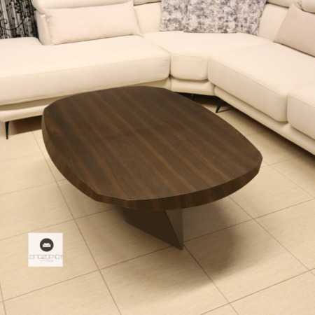 Τραπέζι σαλονιού ARIA σε ξύλο δρυ και καρυδί απόχρωση .και βάση μεταλλική σε μπεζ απόχρωση. Δυνατότητα επιλογής χρώματος και στη δρύινη επιφάνεια και στη μεταλλική βάση.